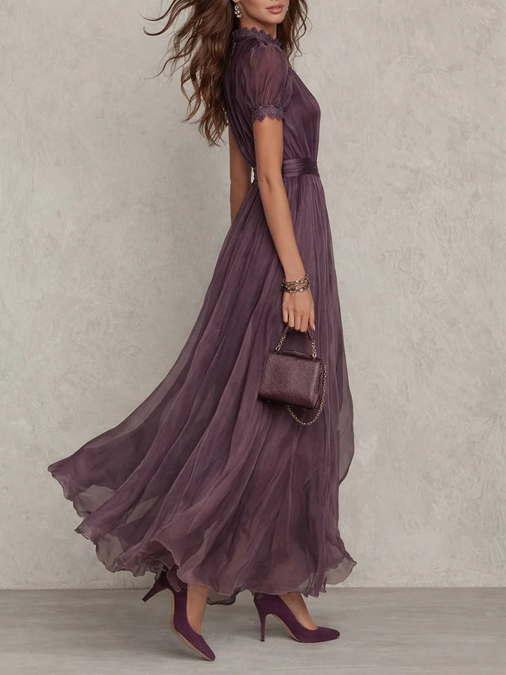 Flavia - Abito lungo in chiffon viola con scollo a goccia e finiture in pizzo