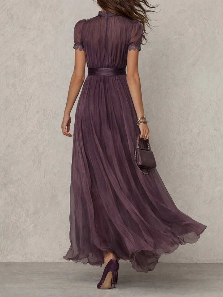 Flavia - Abito lungo in chiffon viola con scollo a goccia e finiture in pizzo
